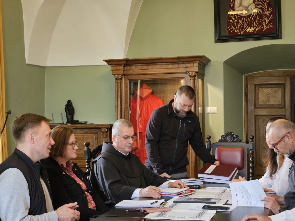 W spotkaniu uczestniczyli przedstawiciele: Inveni P.S.A. — doradztwo w zakresie realizacji projektów inwestycyjnych, Creoproject Sp. z o.o. — nadzór inwestorski, DES Henryk Dowgier Anna Dowgier Spółka komandytowa — wykonawca robót budowlanych obejmujących osiem kaplic oraz budynek Bugaj 3, KKZ Sp. z o.o. — wykonawca prac konserwatorskich w Bazylice Matki Bożej Anielskiej.